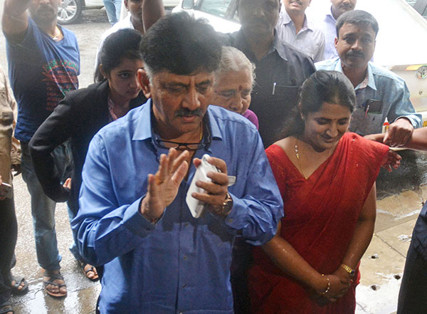 ಐಟಿ ಅಧಿಕಾರಿಗಳು ಜಾರಿ ನಿರ್ದೇಶನಾಲಯ-ಸಿಬಿಐ ಅಸ್ತ್ರಗಳನ್ನು ಬಳಸಲಿ: ಡಿ.ಕೆ.ಶಿವಕುಮಾರ್